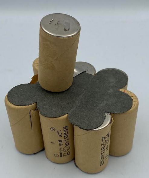 Pakiet akumulatora NiCd 12V złożony z połączonych szeregowo ogniw